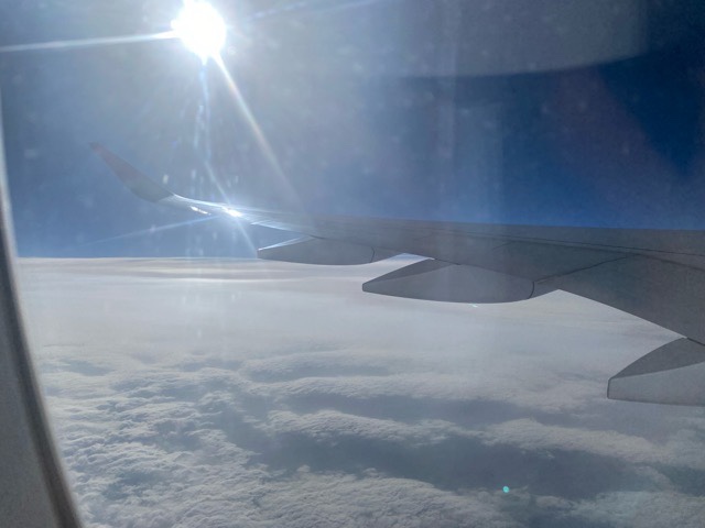 帰りの飛行機～雪のような雲