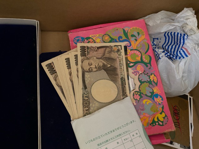現金１５万円と小銭袋